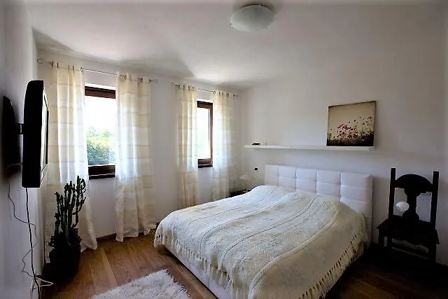 Casa Edith Libano 0*,